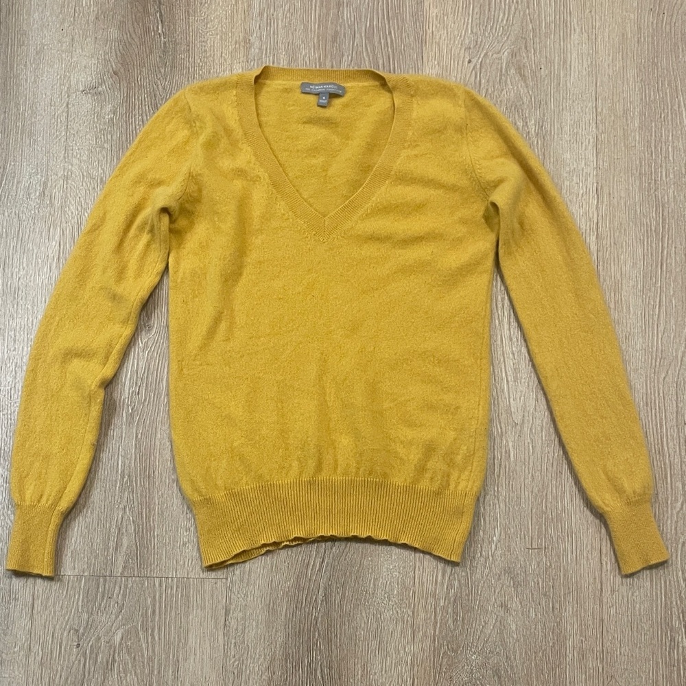 Neiman Marcus Golden yellow cashmere V-Neck Sweater
